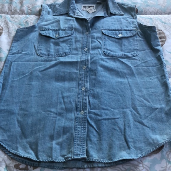 NWT Chambray Button Down - Picture 5 of 6